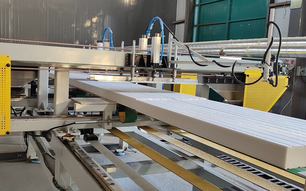 China Aluminum Foil And XPS Foam Board Composite Production Line